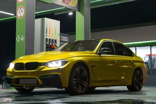 Obsluha benzínky mi řekla, že jsem moc stará na řízení. Když uviděla, jaké mám auto, spadla jí brada - Médium.cz